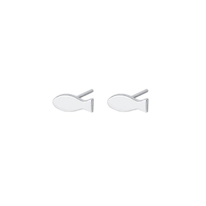 Boucles d'oreilles puces poisson minimalistes en métal poli argenté sur fond blanc épuré
