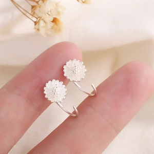 Silver C-shaped daisy drop earrings in S925 sterling silver style on finger