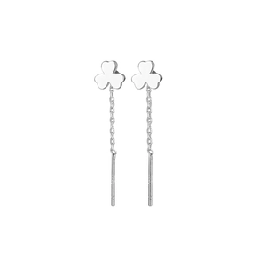 Elegante S925 Sterlingsilber Kleeblatt Ohrringe mit langen Ketten auf weißem Grund
