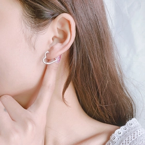 Minimalistische silberne Herz-Ohrringe für Damen, poliertes glänzendes Metalldesign