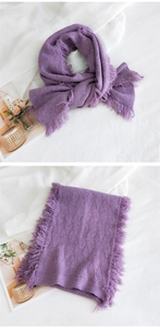 Détail de l'écharpe en maille violette à motifs losanges avec texture douce et franges