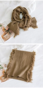 Détails de l'écharpe en maille à losanges marron chaud avec de longues franges
