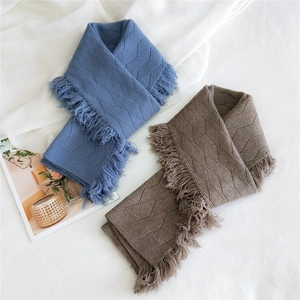Écharpe en tricot à losanges avec franges en bleu et marron pour l'hiver doux