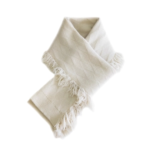 Écharpe tricotée beige à chevrons pour femmes avec des pompons épais sur fond blanc