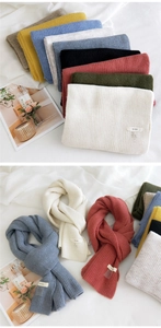 Détails du tricot et étiquettes minimalistes HORN sur divers foulards de couleur unie