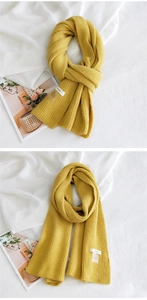 Texture détaillée de l'écharpe en maille jaune gingembre épaisse avec couture verticale
