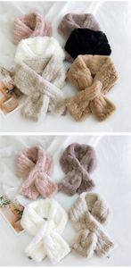 Détail d'une écharpe en peluche douce avec texture à rayures et fente croisée pratique