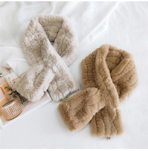 Détail d'une écharpe en peluche avec texture côtelée et fente de passage pratique