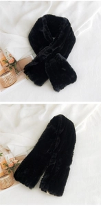 Détail d'une écharpe en fausse fourrure noire douce avec une texture épaisse et chic