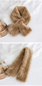 Gros plan sur l'écharpe en peluche camel épaisse avec texture rayée en fausse fourrure