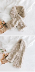 Détail d'une écharpe en peluche beige clair avec texture rayée et fente de passage
