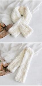 Détail d'une écharpe en fausse fourrure crème douce avec texture à rayures verticales