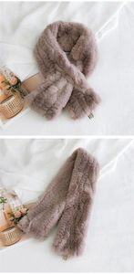 Détail d'une écharpe en peluche rose poudré avec rayures et texture fausse fourrure