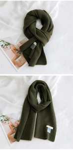 Texture détaillée de l'écharpe en maille vert olive foncé avec étiquette de marque tissée