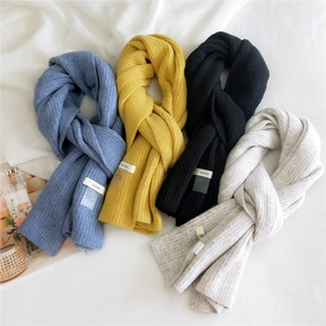 Écharpes tricotées en bleu, jaune, noir et beige pour la chaleur hivernale