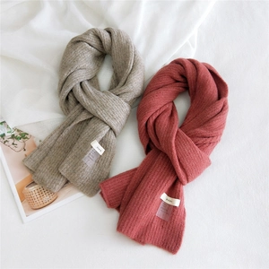 Écharpe longue en tricot uni de couleur avoine et corail avec texture côtelée d'hiver