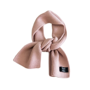 Pink knitted scarf with Spall ébit label featuring soft texture and stylish knot design