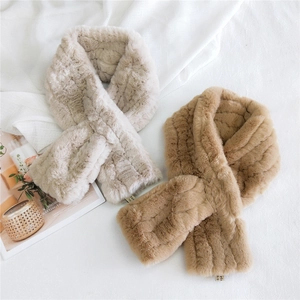 Lot de deux écharpes en fausse fourrure pelucheuse blanche et beige à rayures épaisses