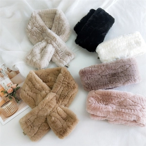 Écharpe d'hiver épaisse en peluche avec texture rayée en fausse fourrure bicolore