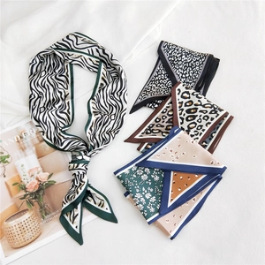 Foulards étroits en soie à motifs zèbre, léopard et fleurs sur lin blanc élégant
