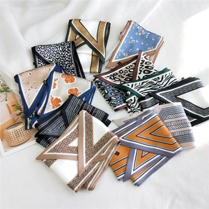 Collection de foulards fins en satin imprimé avec motifs floraux et géométriques