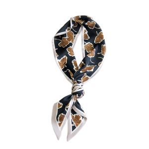 Élégant foulard en soie bleu marine à motif de feuilles et bord crème noué en nœud