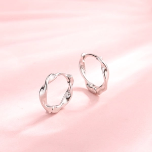 Créoles en argent sterling S925 poli avec un design minimaliste de corde ondulée