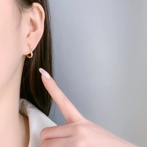 Créoles minimalistes dorées en forme de cœur pour femmes avec finition polie et design élégant
