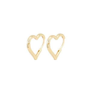 Créoles minimalistes en forme de cœur en or 18 carats pour femmes sur fond blanc épuré