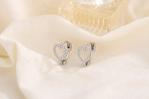 Détails de boucles d'oreilles cœur en argent S925 avec bordure perlée délicate