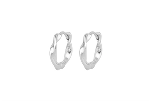 Détail des boucles d'oreilles torsadées en argent S925 montrant le poinçon du métal