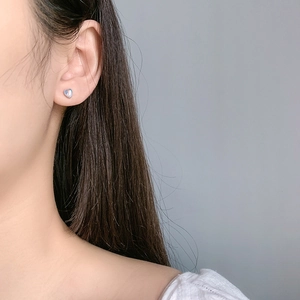 Detailed view of heart-shaped moonstone earring with S925 silver beaded bezel setting