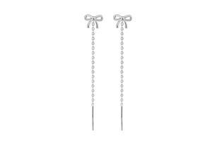 Détail des boucles d'oreilles traversantes en argent S925 avec nœuds et chaînes fines