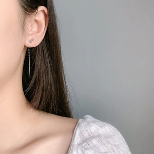 Orecchini a nota musicale in argento S925 con nappa a catena lunga su modella donna