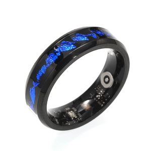 Bague connectée noire avec incrustation bleue et capteurs de fréquence cardiaque
