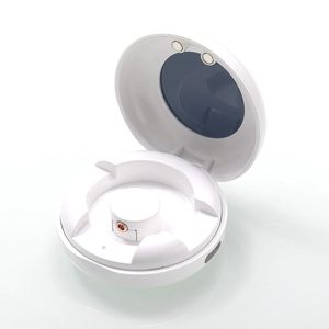 Anello intelligente con custodia di ricarica bianca portatile e indicatore LED su bianco