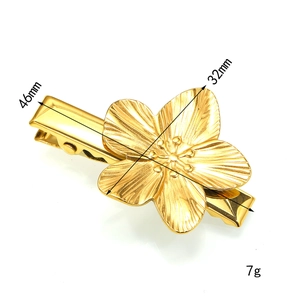 Macro shot of gold starfish hair clip with 46mm length and 32mm floral diameter