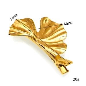 Macro view of gold ginkgo leaf hair clip showing 76mm length and 45mm width specs