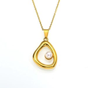 Gouden halsketting met onregelmatige geometrische hanger en witte parel op wit