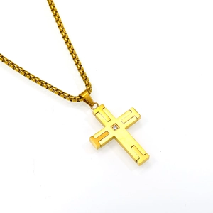 Gepolijste gouden roestvrijstalen kruis ketting met centrale zirkoon en een box-ketting