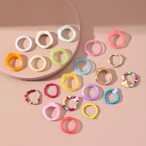 Ensemble de bagues papillon en résine et perles aux couleurs acidulées assorties