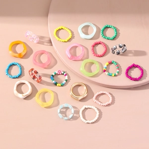 Détails d'un ensemble de bagues papillon colorées avec perles en résine et fleurs