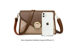 Größenvergleich der braun-beigen Patchwork-Umhängetasche neben einem iPhone 12 Pro