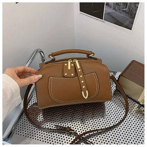 Sac vintage marron en cuir PU avec surpiqûres blanches et accessoires dorés en métal