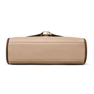 Bodenansicht der beige Lederhandtasche mit braunen Kanten und goldener Hardware
