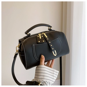 Sac Boston classique noir pour femme avec détails dorés et bandoulière amovible