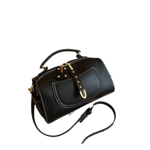 Sac Boston noir classique avec surpiqûres blanches et détails en métal doré