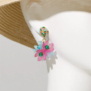 Boucles d'oreilles bohèmes avec perles colorées et pétales givrés pour look d'été