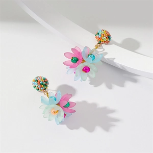 Boucles d'oreilles fleuries faites main avec perles pastel et chaîne dorée élégante