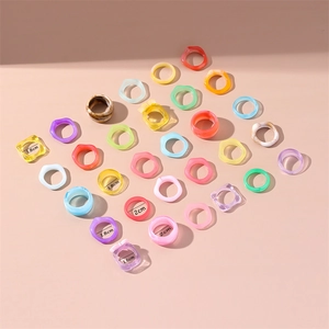 Détail macro de bagues en résine colorée indiquant les tailles de 1,6 cm, 1,8 cm et 2,0 cm